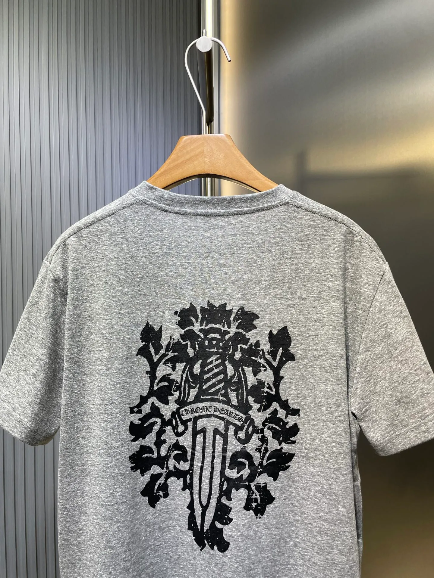 🅿️310 CH Croix Heart🌟【Top Replica】Floral Gray Sword Short Sleeves Dyeing floral gray 26 weave 200 grams according to YB order. The price of floral gray fabrics is extremely high. There is no stock in the market. Printing uses a variety of printing techniques. Customized accessories. Size S M L